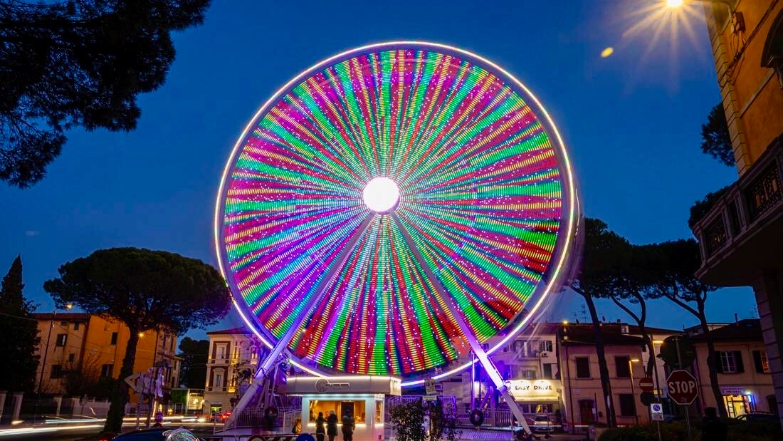 La ruota panoramica di Pontedera (Fotoservizio Bongianni/Germogli) La ruota panoramica di Pontedera (Fotoservizio Bongianni/Germogli)
