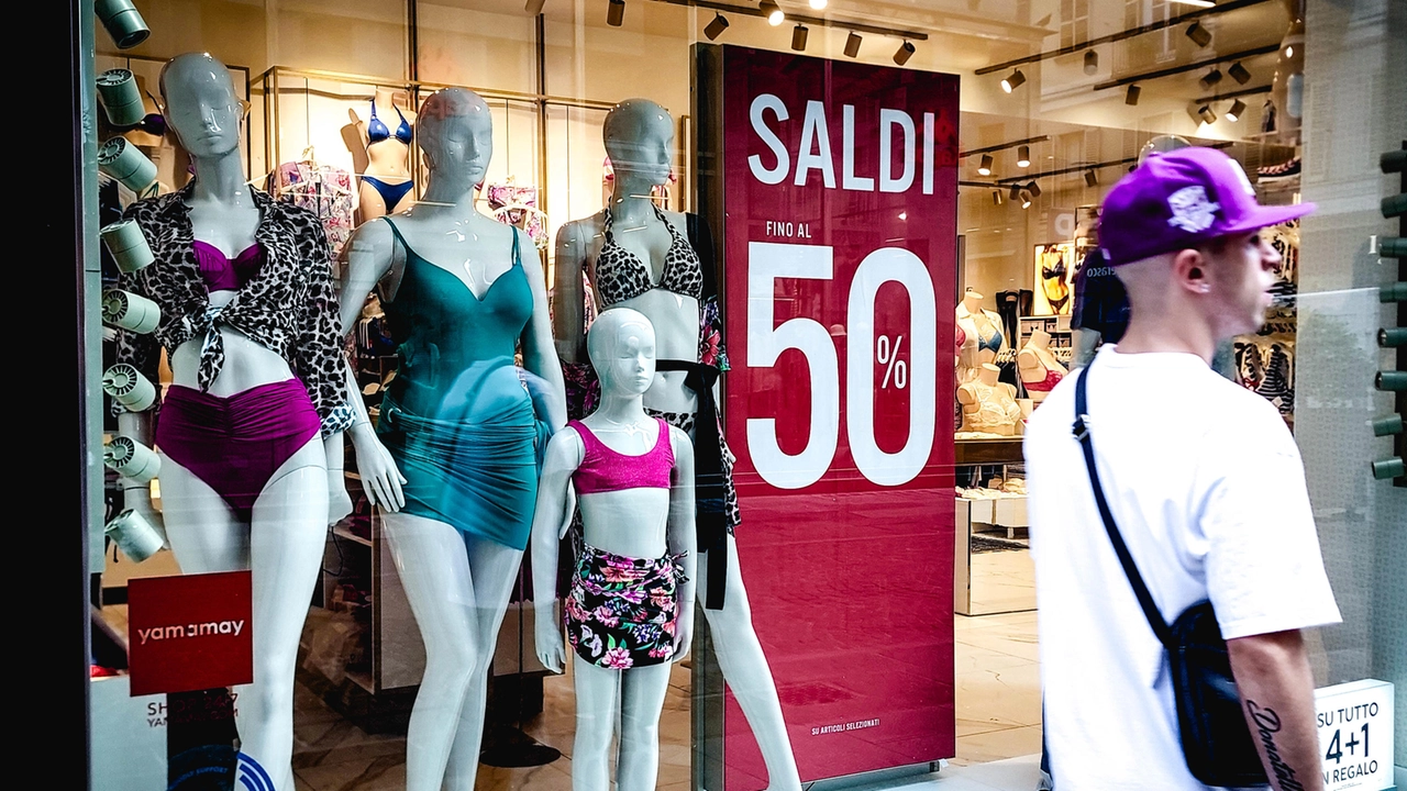 Saldi al via sabato 5 luglio ANSA/TINO ROMANO Saldi al via sabato 5 luglio ANSA/TINO ROMANO