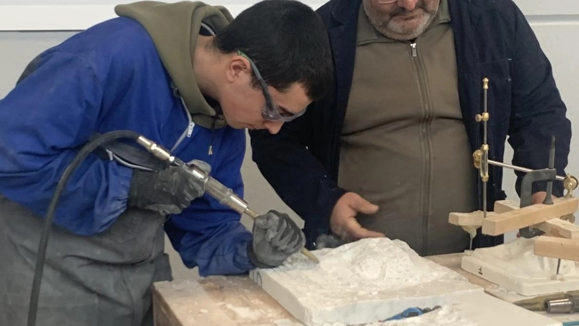 Gli studenti sarebbero stati a tutti gli effetti senza aule-laboratorio, è intervenuto il dialogo tra le istituzioni ed Henraux, così l’azienda ha deciso di mettere a disposizione della scuola spazi per attività di manuali e progettuali Gli studenti sarebbero stati a tutti gli effetti senza aule-laboratorio, è intervenuto il dialogo tra le istituzioni ed Henraux, così l’azienda ha deciso di mettere a disposizione della scuola spazi per attività di manuali e progettuali