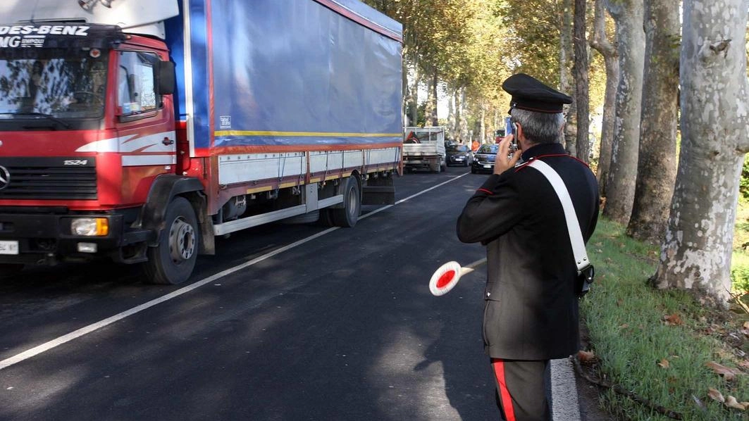 Forze dell’ordine lungo la strada provinciale 429 dopo un incidente stradale: si tratta di uno snodo nevralgico per la viabilità dell’Empolese Valdelsa (foto d’archivio) Forze dell’ordine lungo la strada provinciale 429 dopo un incidente stradale: si tratta di uno snodo nevralgico per la viabilità dell’Empolese Valdelsa (foto d’archivio)