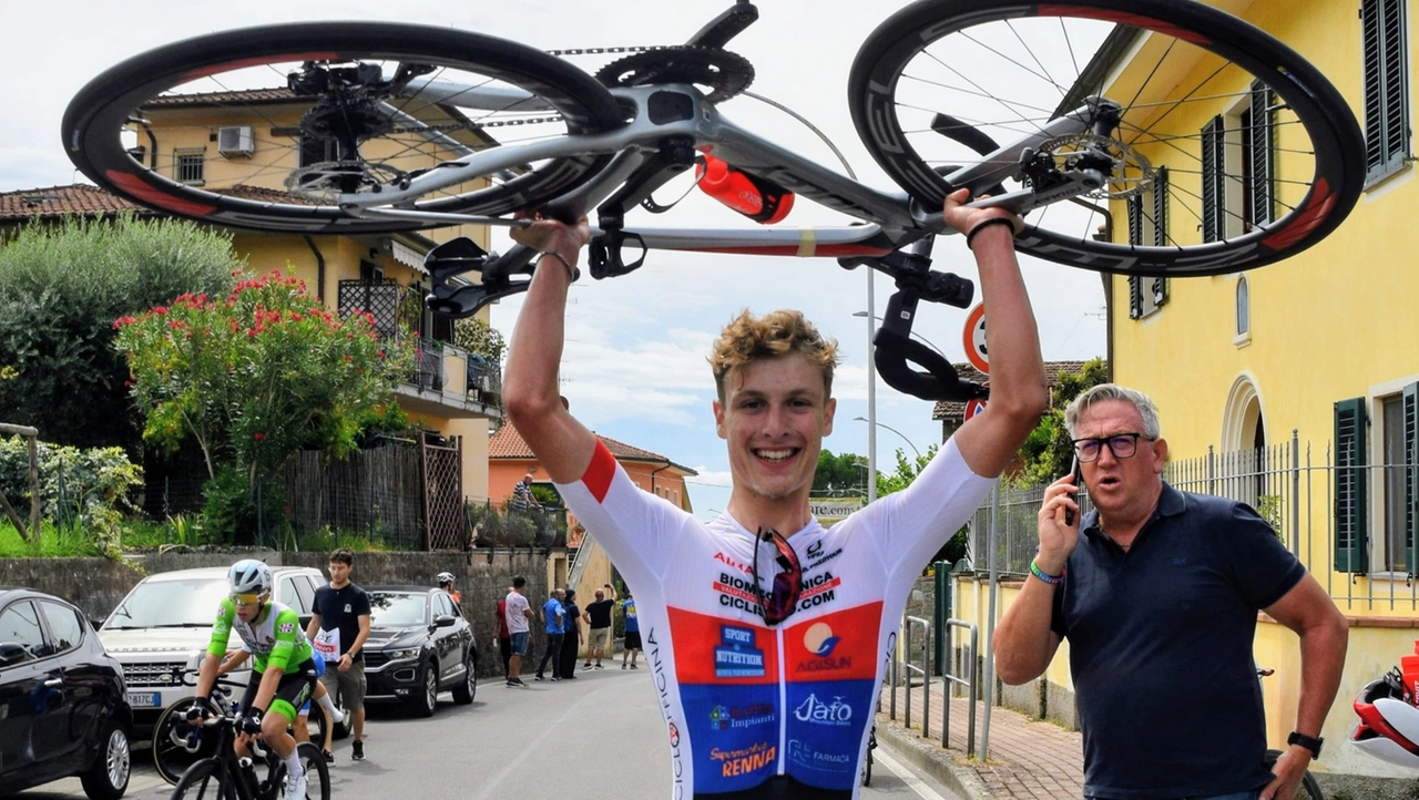 Il vincitore Paolo Aglialoro esulta (Foto P. Fattori)