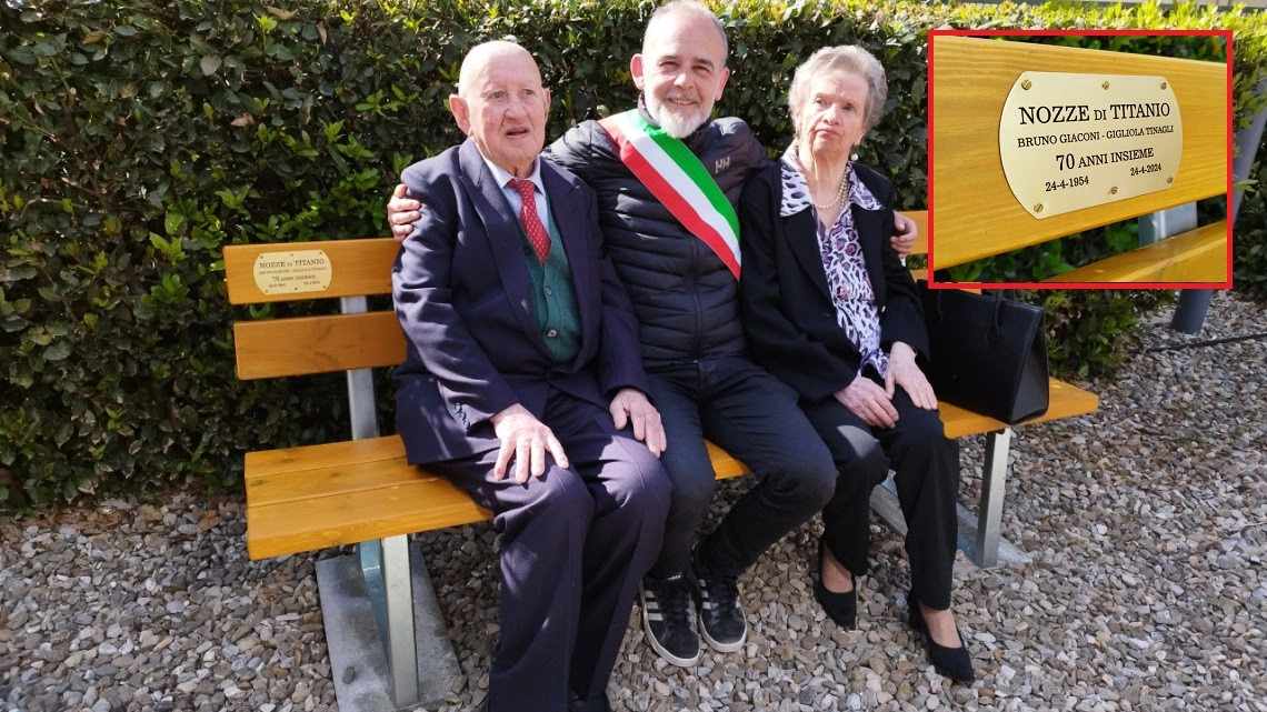 Gigliola e Bruno col sindaco sulla panchina dedicata a loro