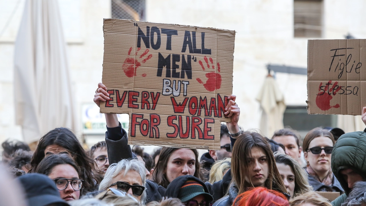 A sinistra un annuncio dei gestori del sito Phica.eu prima della sua chiusura. A destra una foto scattata durante una manifestazione contro la violenza sulle donne A sinistra un annuncio dei gestori del sito Phica.eu prima della sua chiusura. A destra una foto scattata durante una manifestazione contro la violenza sulle donne