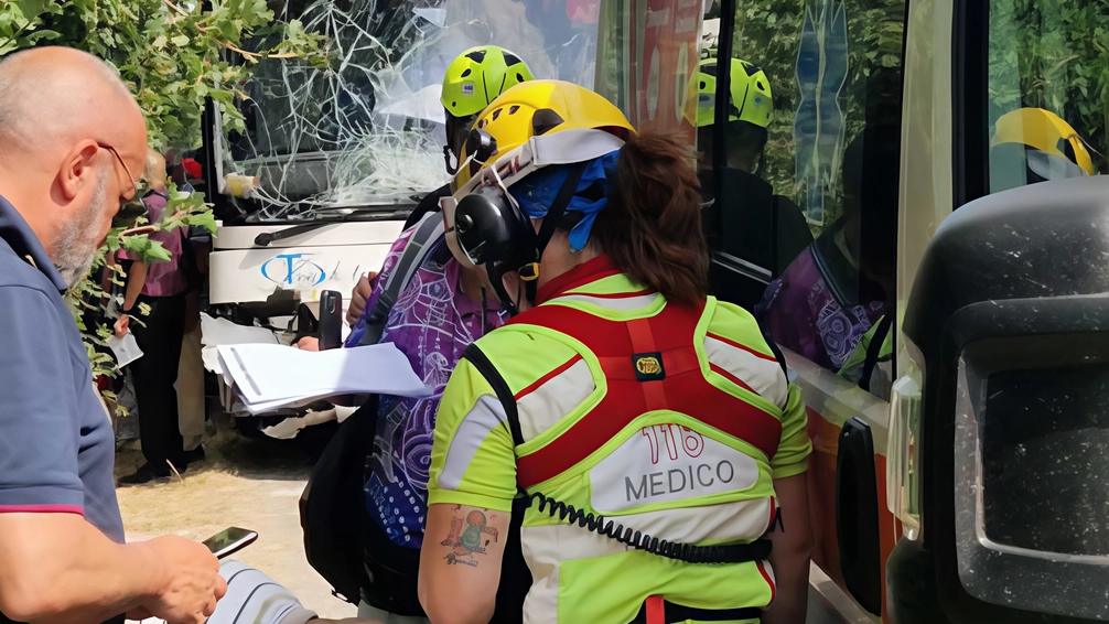 Il personale sanitario e i vigili del fuoco hanno operato a lungo per mettere in sicurezza il pullman e assistere i passeggeri Il personale sanitario e i vigili del fuoco hanno operato a lungo per mettere in sicurezza il pullman e assistere i passeggeri