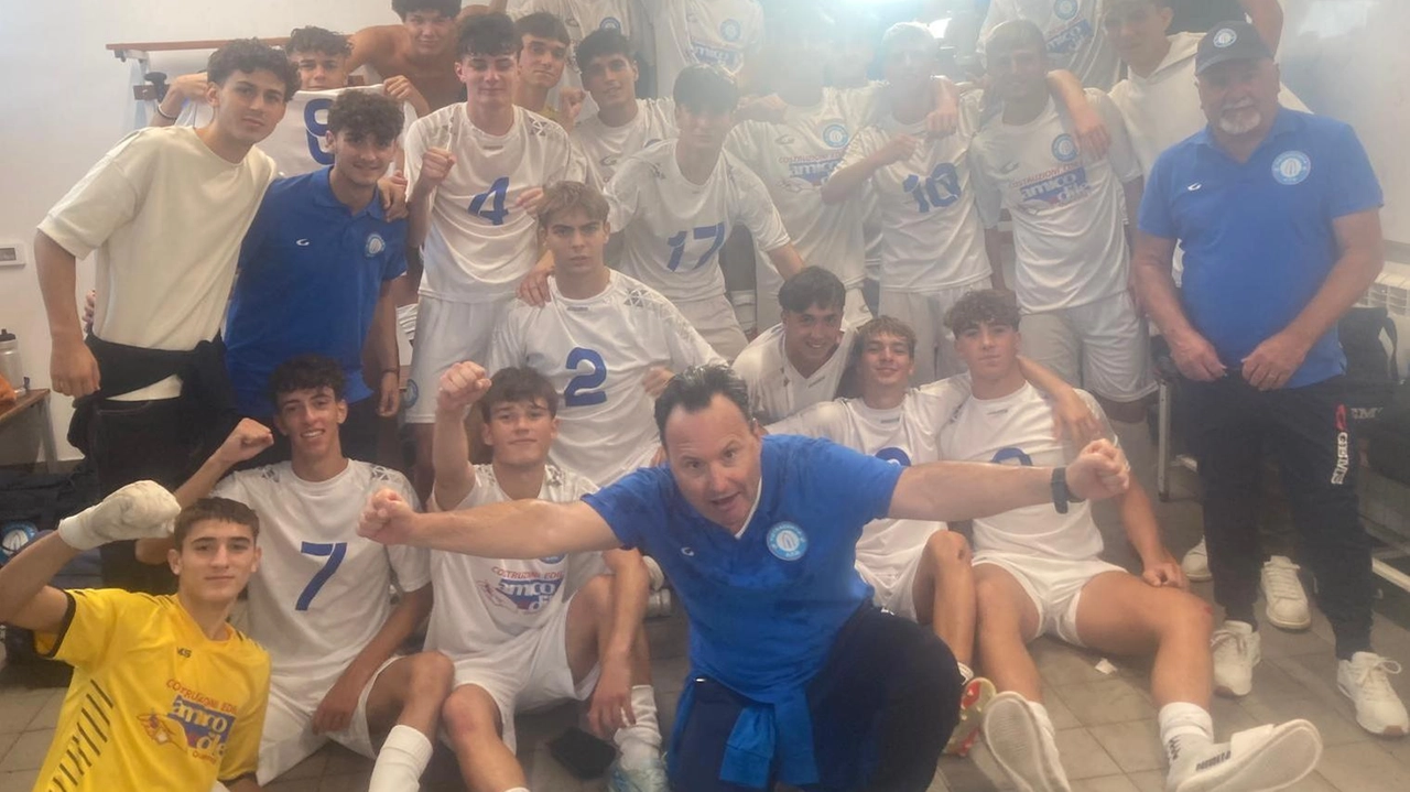 Il Pietrasanta Juniores festeggia nello spogliatoio il debutto vincente Il Pietrasanta Juniores festeggia nello spogliatoio il debutto vincente