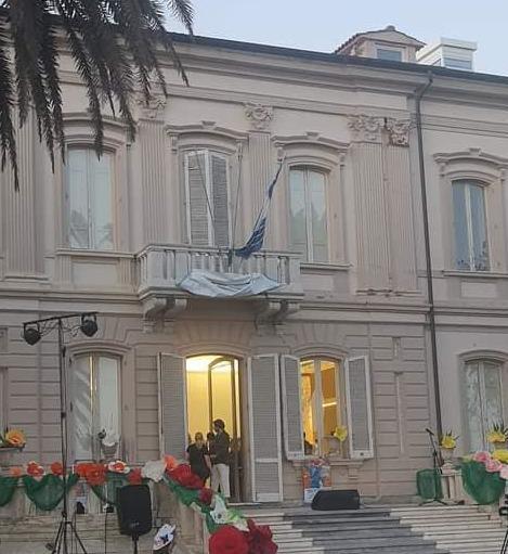 https://www.lanazione.it/image-service/view/acePublic/alias/contentid/YmIxYjY4NTUtMzQxMS00/0/contemporary-art-tour-maxi-vetrina-a-villa-cuturi.jpeg