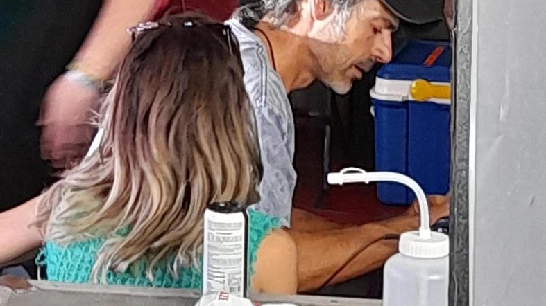 L’attore impegnato a girare alcune scene di una serie tv sul mondo dei motori. Il circuito toscano già set del film ’Veloce come il vento’ con Stefano Accorsi. L’attore impegnato a girare alcune scene di una serie tv sul mondo dei motori. Il circuito toscano già set del film ’Veloce come il vento’ con Stefano Accorsi.