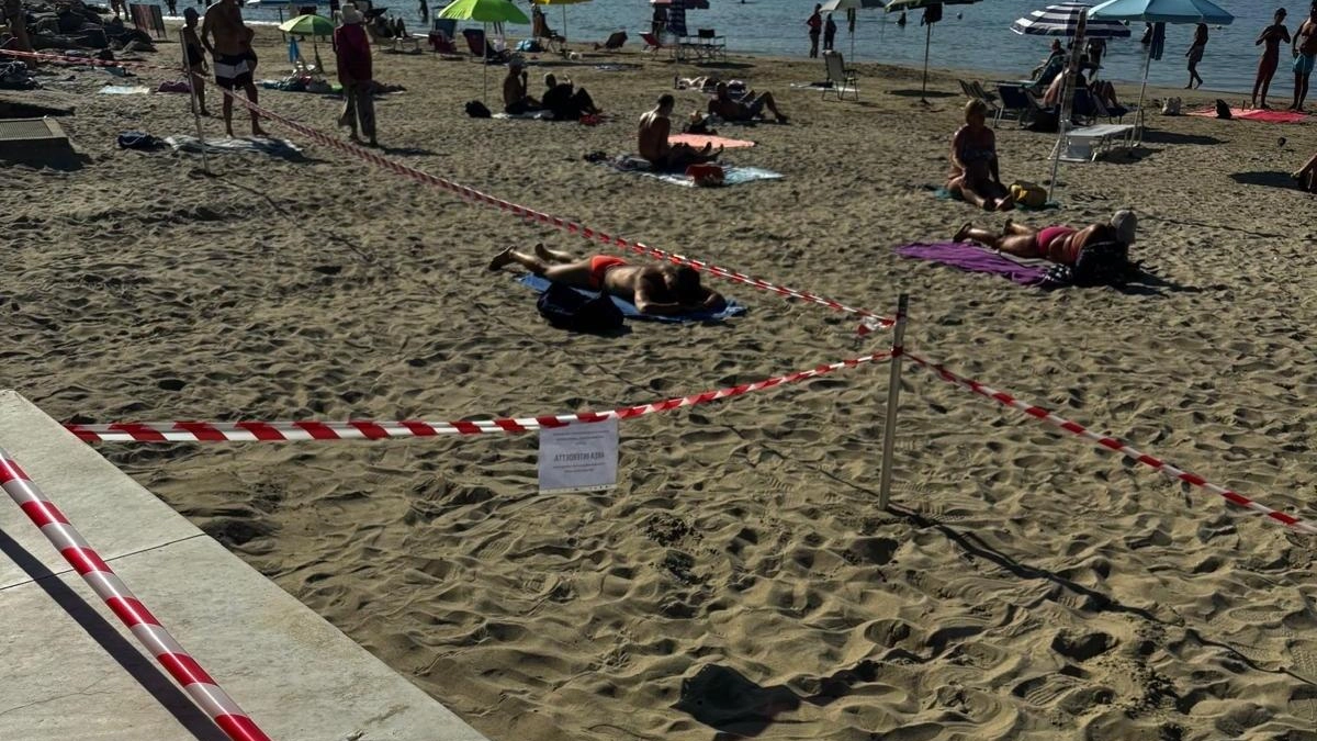 L’area interdetta nella spiaggia di San Terenzo L’area interdetta nella spiaggia di San Terenzo