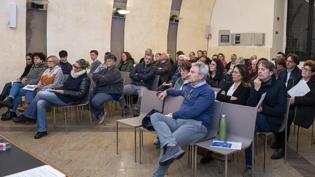 Oggi e martedì nella sala ’Petruccioli’ gli amministratori faranno un bilancio e ascolteranno i cittadini Oggi e martedì nella sala ’Petruccioli’ gli amministratori faranno un bilancio e ascolteranno i cittadini