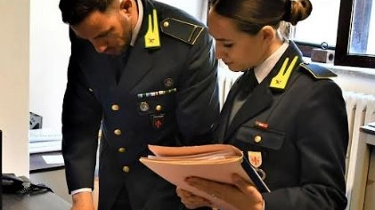 La Guardia di Finanza di Prato ha incassato 640.000 euro per le casse dello Stato, grazie alla vendita all'asta di 2,2 milioni di metri lineari di tessuto sequestrati in un'indagine sul contrabbando La Guardia di Finanza di Prato ha incassato 640.000 euro per le casse dello Stato, grazie alla vendita all'asta di 2,2 milioni di metri lineari di tessuto sequestrati in un'indagine sul contrabbando