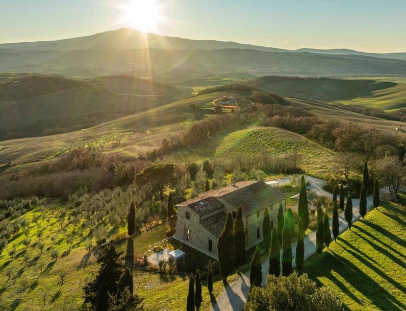 La Val d’Orcia è il sogno. Amata da tedeschi e svizzeri. Case, boom di richieste