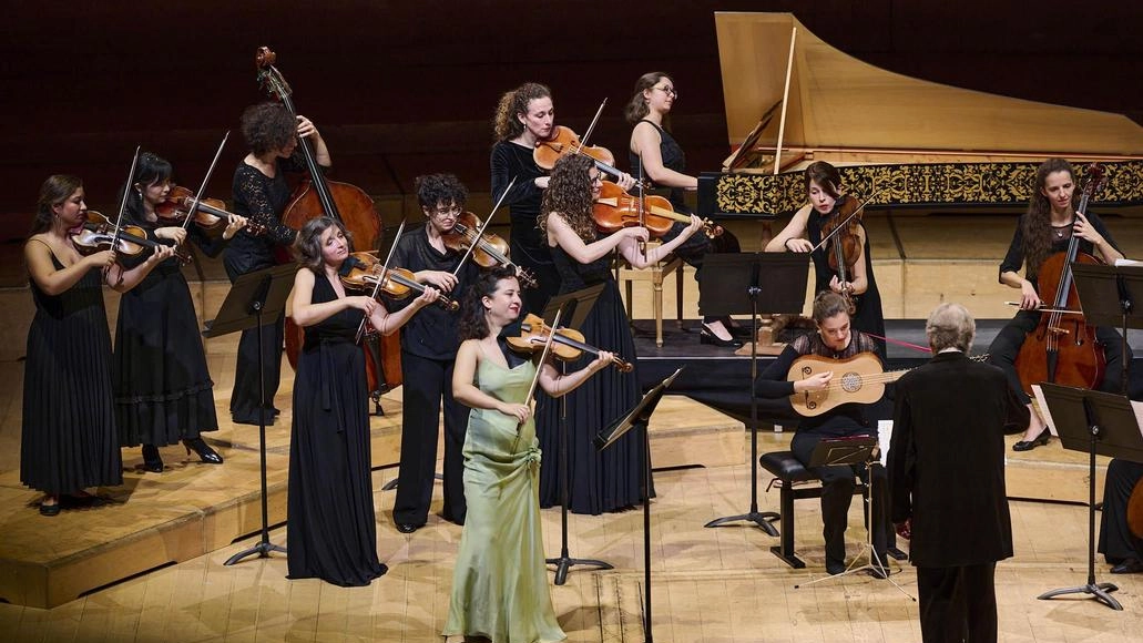 Un affiatato gruppo di musiciste tutte di età inferiore ai 39 anni Un affiatato gruppo di musiciste tutte di età inferiore ai 39 anni