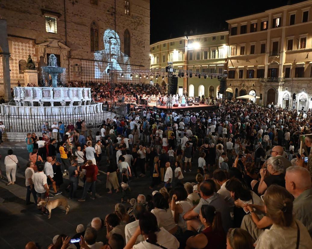 https://www.lanazione.it/image-service/view/acePublic/alias/contentid/YmIzYWNjNzQtMjMxYS00/0/perugia-torna-a-brillare-sotto-le-stelle-grande-successo-per-i-due-concerti.jpeg?f=1.91:1&w=1200