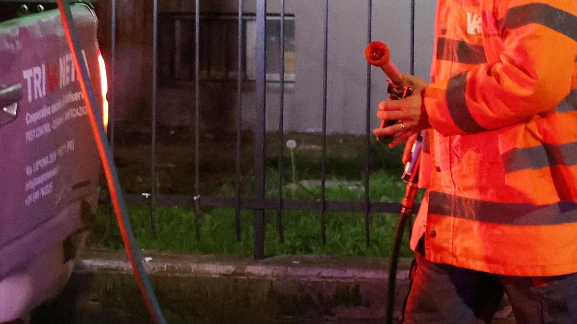 Disinfestazione. per la dengue, un’operazione che richiede grande cautela anche da parte di chi abita nella zona interessata dall’intervento (foto d’archivio) Disinfestazione. per la dengue, un’operazione che richiede grande cautela anche da parte di chi abita nella zona interessata dall’intervento (foto d’archivio)