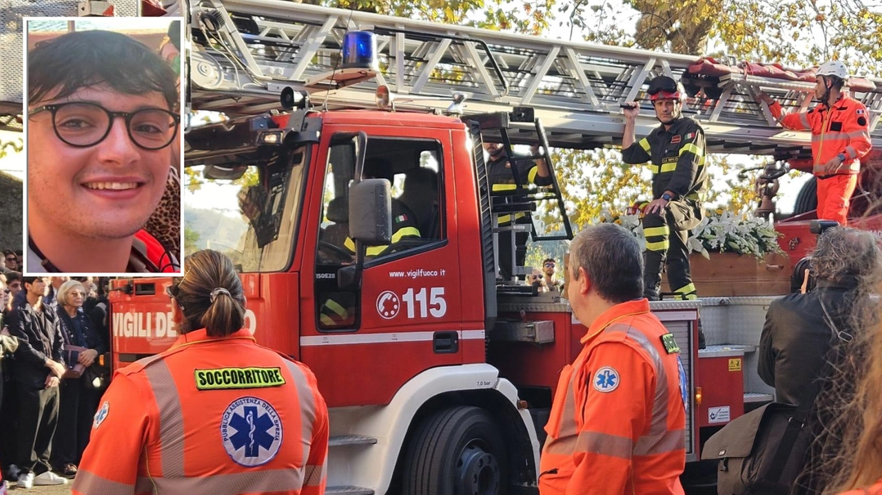 La bara di Michelangelo Orlandi (nel riquadro) viene portata in chiesa da un camion dei vigili del fuoco