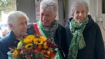 Antonietta Taddei, centenaria di Pognana, festeggiata per i suoi 100 anni. Partita dalla Sardegna nel 1944, ha affrontato molte difficoltà nella vita.