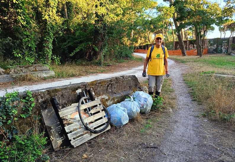 Custodi della natura. Legambiente al lavoro tra rifiuti e immondizia: "Serve sensibilizzare"