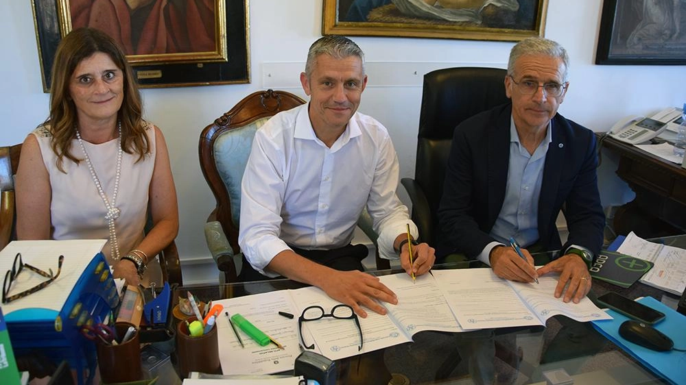 A firmare il protocollo sono stati il dg delle Scotte Antonio Barretta e il procuratore della Repubblica Andrea Boni, alla presenza della ds De Marco A firmare il protocollo sono stati il dg delle Scotte Antonio Barretta e il procuratore della Repubblica Andrea Boni, alla presenza della ds De Marco