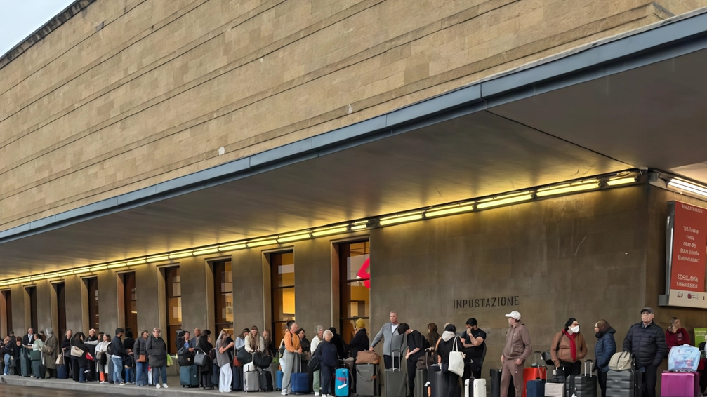 La lunga fila di turisti alla stazione centrale: a decine non hanno trovato un taxi fin da venerdì