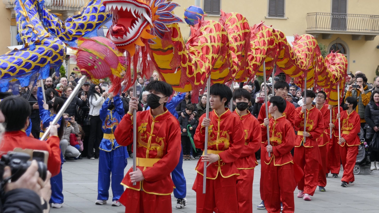 La sfilata dello scorso anno in centro con il dragone, simbolo dei festeggiamenti nella comunità La sfilata dello scorso anno in centro con il dragone, simbolo dei festeggiamenti nella comunità