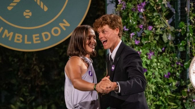 Sinner emozionato: “Vincere Wimbledon è il sogno dei sogni”. Ma sul ballo con la Swiatek ammette: “Non sono il massimo, ma me la cavo”