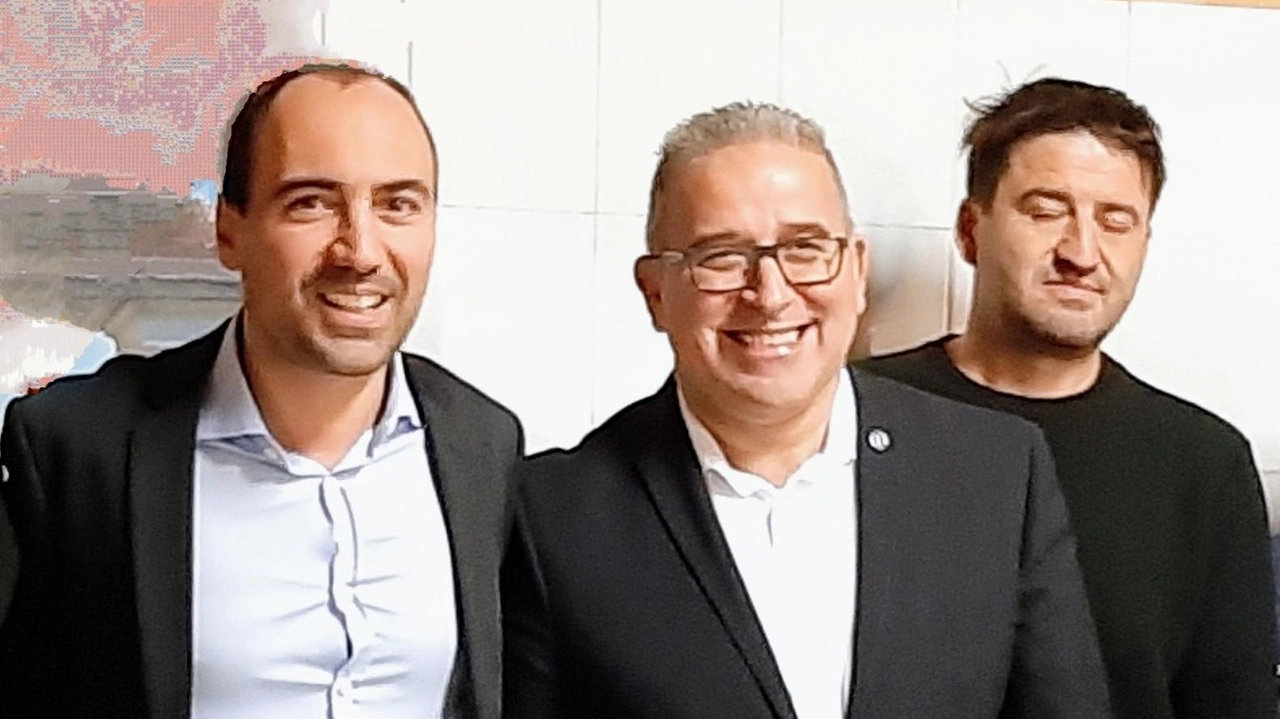 Il sindaco Calamai con l’assessore Forastiero e Alessandro Franchi del Comitato organizzatore della festa dell’Olio che si svolge al borgo della Rocca Il sindaco Calamai con l’assessore Forastiero e Alessandro Franchi del Comitato organizzatore della festa dell’Olio che si svolge al borgo della Rocca