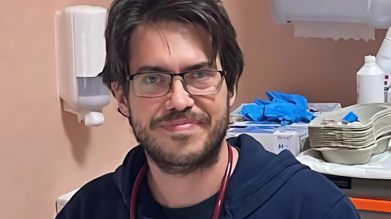 Lorenzo Parmeggiani, medico d'urgenza ad Arezzo, ha scelto una carriera dinamica e umanitaria, sfatando i pregiudizi sul settore. Con turni gestibili e buona retribuzione, conferma ogni giorno la sua passione nel Pronto soccorso. Lorenzo Parmeggiani, medico d'urgenza ad Arezzo, ha scelto una carriera dinamica e umanitaria, sfatando i pregiudizi sul settore. Con turni gestibili e buona retribuzione, conferma ogni giorno la sua passione nel Pronto soccorso.