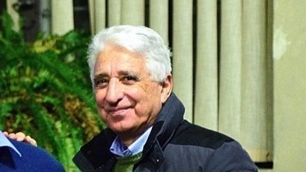Il professor Mauro Matteucci. firma la lettera dei collaboratori del centro di accoglienza. e dei residenti di Vicofaro Il professor Mauro Matteucci. firma la lettera dei collaboratori del centro di accoglienza. e dei residenti di Vicofaro
