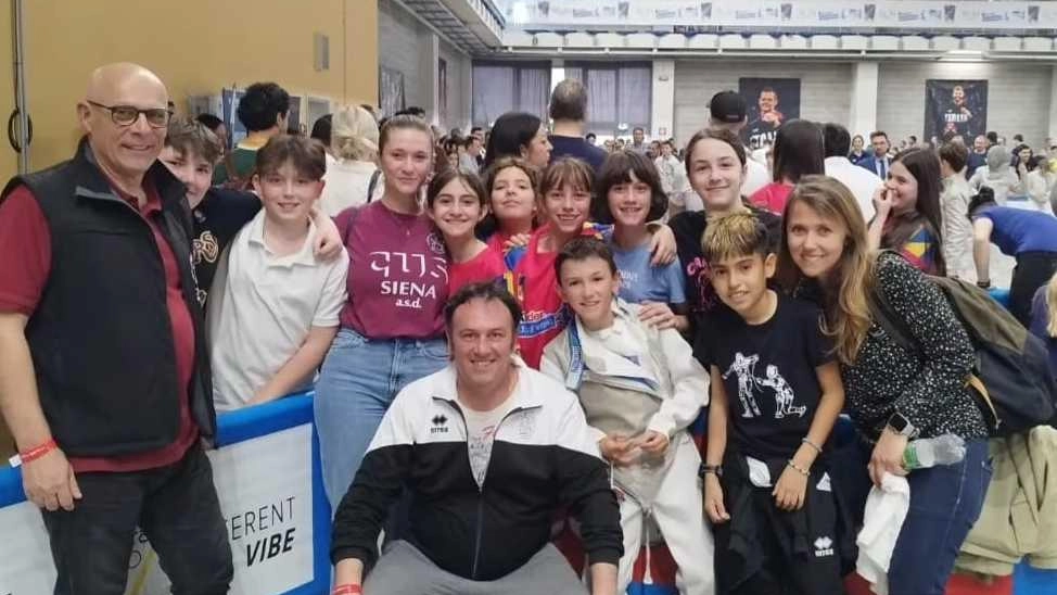 Foto di gruppo del Cus Siena scherma in trasferta a Riccione per i Campionati italiani under 14, da dove ritorna con risultati brillanti Foto di gruppo del Cus Siena scherma in trasferta a Riccione per i Campionati italiani under 14, da dove ritorna con risultati brillanti
