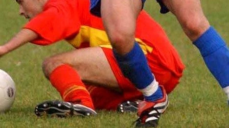 Un duello a metà campo (foto archivio)
