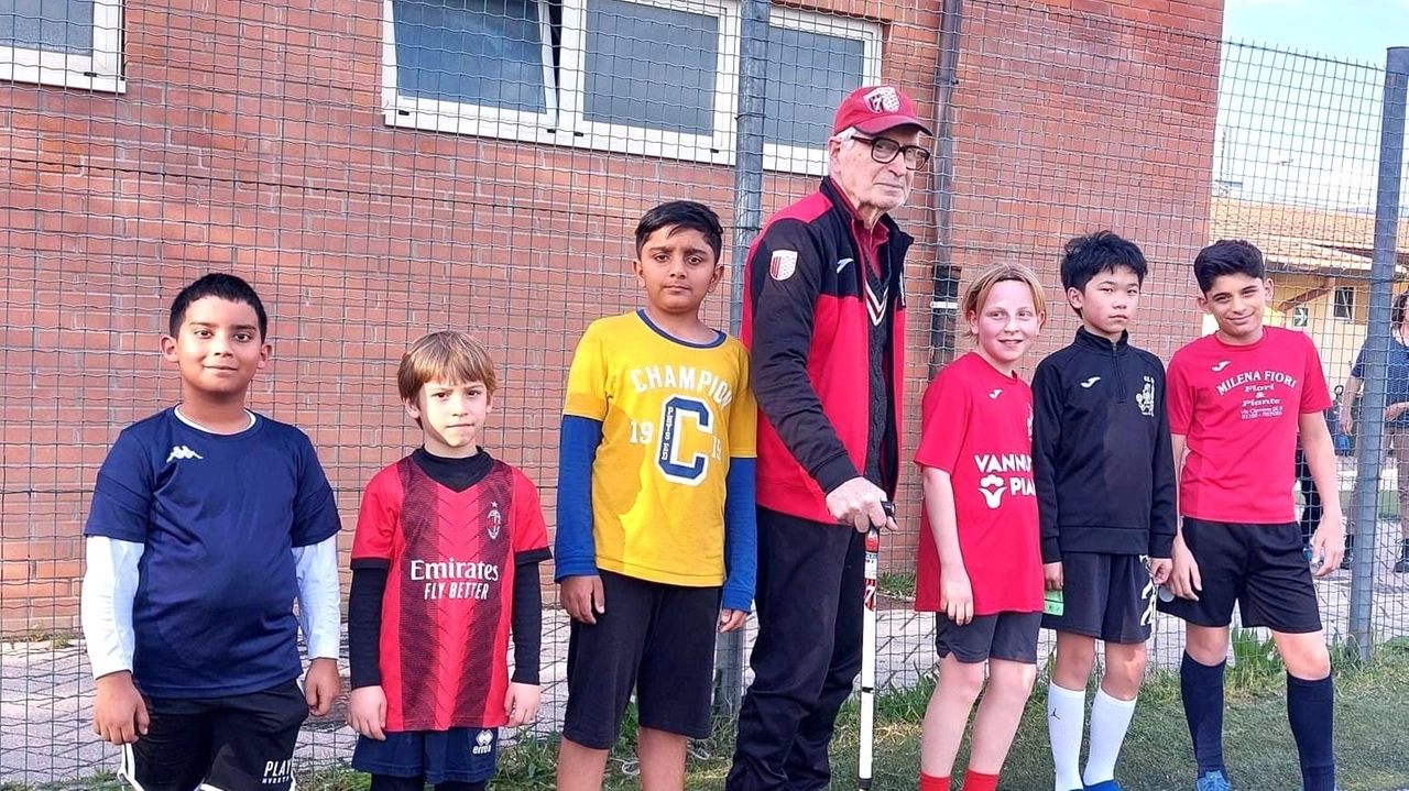 Renzo Corsini con alcuni piccoli atleti Renzo Corsini con alcuni piccoli atleti