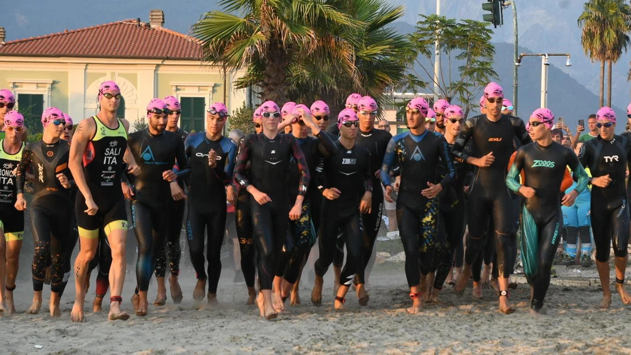 Gli atleti che si sono dati battaglia nella gara ’Night of Triathlon’ (Foto servizio Paola Nizza) Gli atleti che si sono dati battaglia nella gara ’Night of Triathlon’ (Foto servizio Paola Nizza)