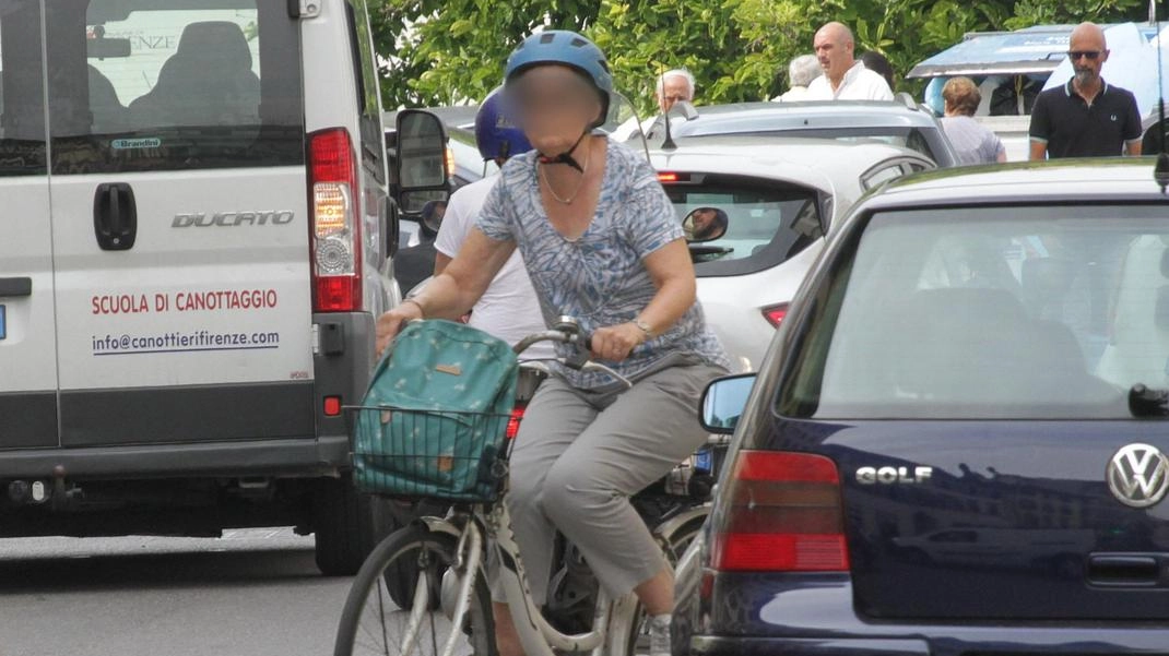Auto costrette allo slalom sulle strade, tra rischi di incidenti e pericoli. Il comandante dei vigili: "Siamo pronti ad organizzare servizi specifici". Auto costrette allo slalom sulle strade, tra rischi di incidenti e pericoli. Il comandante dei vigili: "Siamo pronti ad organizzare servizi specifici".