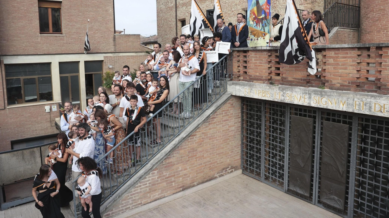 Foto di gruppo con il Palio di agosto per i. battezzati nella Contrada della Lupa Foto di gruppo con il Palio di agosto per i. battezzati nella Contrada della Lupa