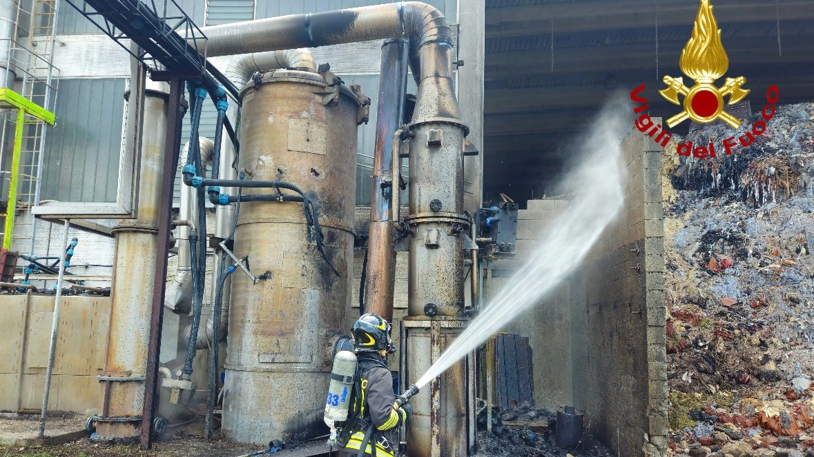 Un momento delle operazioni di spegnimento dell'incendio nella ditta Un momento delle operazioni di spegnimento dell'incendio nella ditta