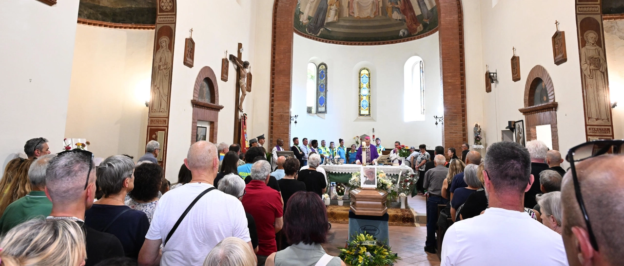 I funerali di Franco Lovari, la terza vittima del tragico incidente in A1