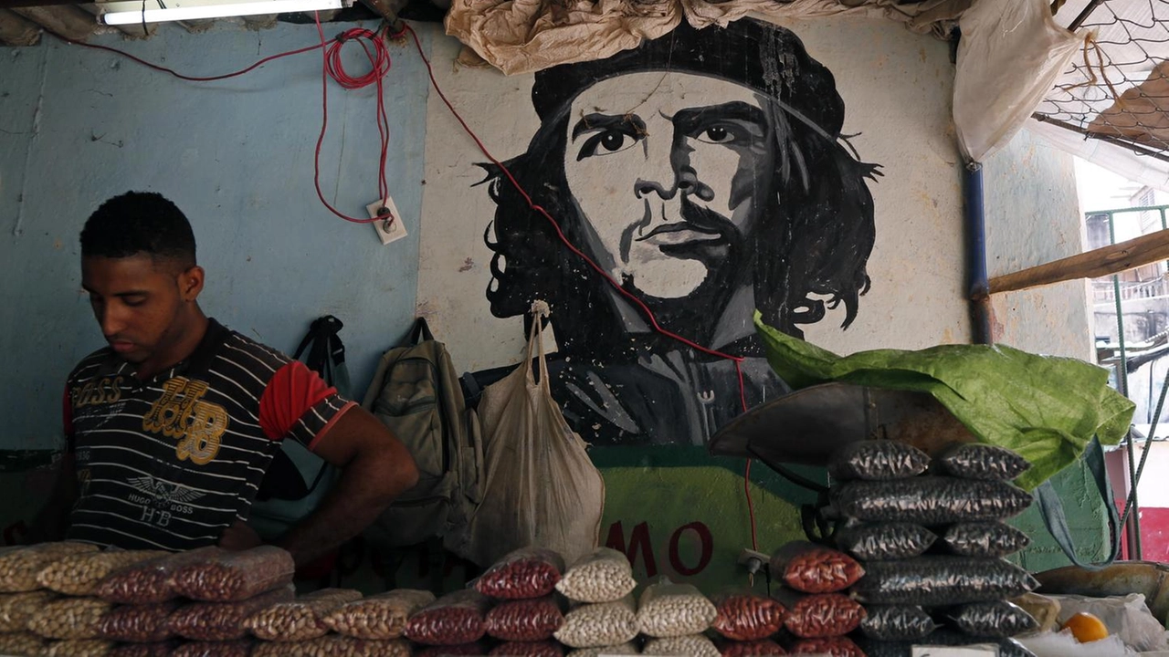 Un ritratto di Che Guevara all'Avana (Ansa) Un ritratto di Che Guevara all'Avana (Ansa)
