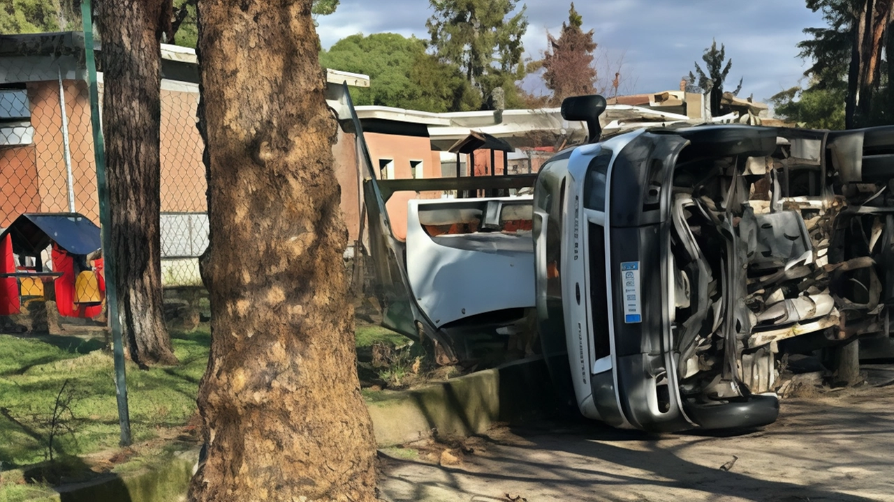 Il camion-vela ribaltato al Belvedere e il muretto crollato in zona Luna Park Il camion-vela ribaltato al Belvedere e il muretto crollato in zona Luna Park