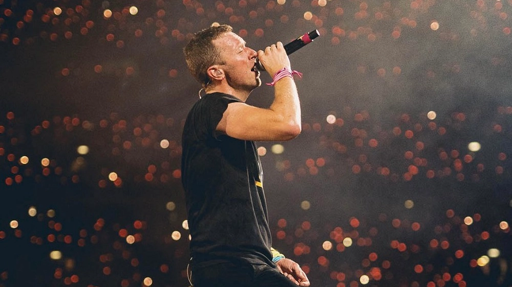 Chris Martin durante uno dei concerti a Wembley, dal profilo Twitter della band