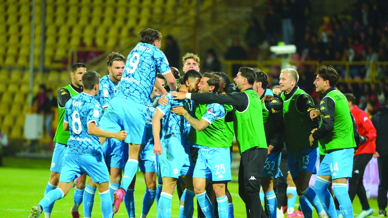 L'esultanza dello Spezia dopo il gol nella semifinale playoff a Catanzaro L'esultanza dello Spezia dopo il gol nella semifinale playoff a Catanzaro