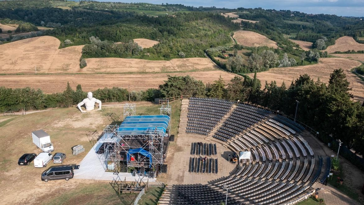 L’anfiteatro di Peccioli dove si svolgono i maggiori eventi del festival 11 Lune. Stasera arriva Enrico Brignano con il suo show L’anfiteatro di Peccioli dove si svolgono i maggiori eventi del festival 11 Lune. Stasera arriva Enrico Brignano con il suo show