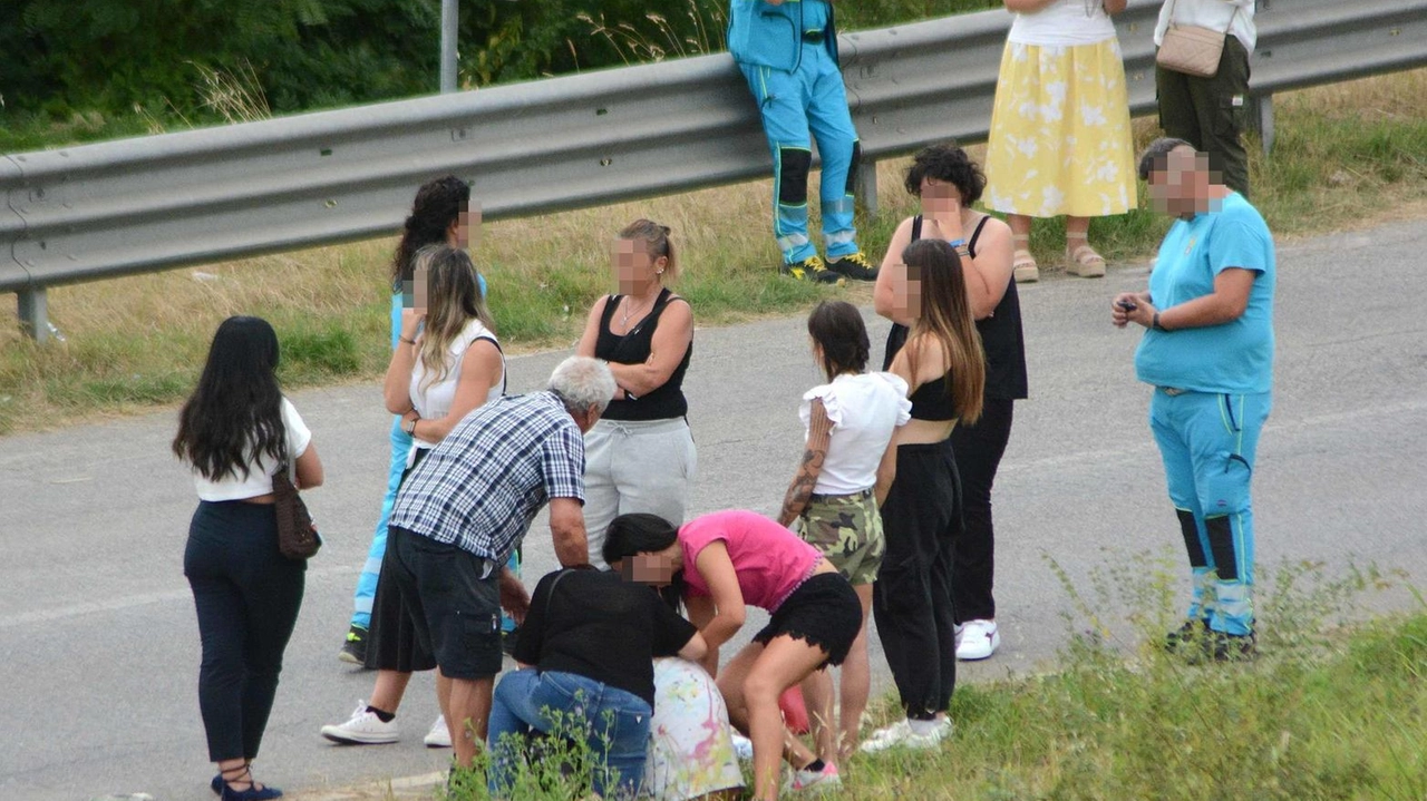 La disperazione dei familiari delle tre vittime sul luogo dell’incidente nel tratto aretino dell’autostrada del Sole La disperazione dei familiari delle tre vittime sul luogo dell’incidente nel tratto aretino dell’autostrada del Sole