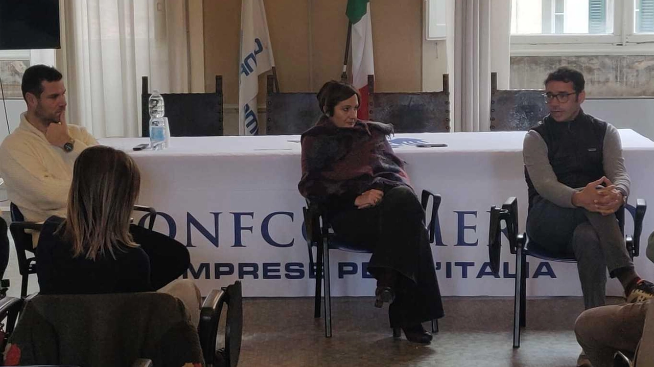 Un momento dell’assemblea che si è svolta ieri mattina nella sede di Confcommercio ed aperta anche ai non associati Un momento dell’assemblea che si è svolta ieri mattina nella sede di Confcommercio ed aperta anche ai non associati