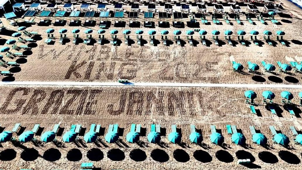 “Grazie Jannik, re di Wimbledon”. Forte dei Marmi, in spiaggia spunta la maxi scritta per Sinner