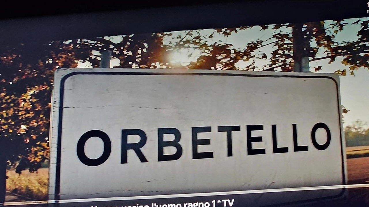 La serie "Hanno ucciso l’uomo ragno" su Sky porta Orbetello alla ribalta, con un episodio ambientato nella provincia italiana degli anni '90. La serie "Hanno ucciso l’uomo ragno" su Sky porta Orbetello alla ribalta, con un episodio ambientato nella provincia italiana degli anni '90.