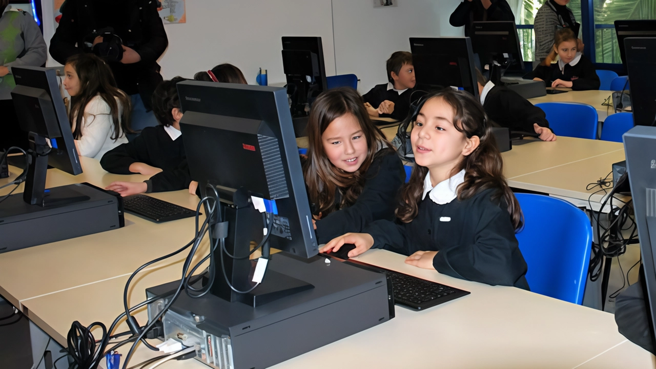 La prima campanella sta per suonare. Genitori e figli si preparano e si organizzano. Alcuni genitori segnalano che ancora non... La prima campanella sta per suonare. Genitori e figli si preparano e si organizzano. Alcuni genitori segnalano che ancora non...