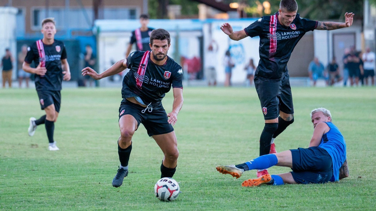 Un’azione di gioco del test di ieri fra Grosseto e Orbetello terminato 2-2 (Foto Us Grosseto) Un’azione di gioco del test di ieri fra Grosseto e Orbetello terminato 2-2 (Foto Us Grosseto)
