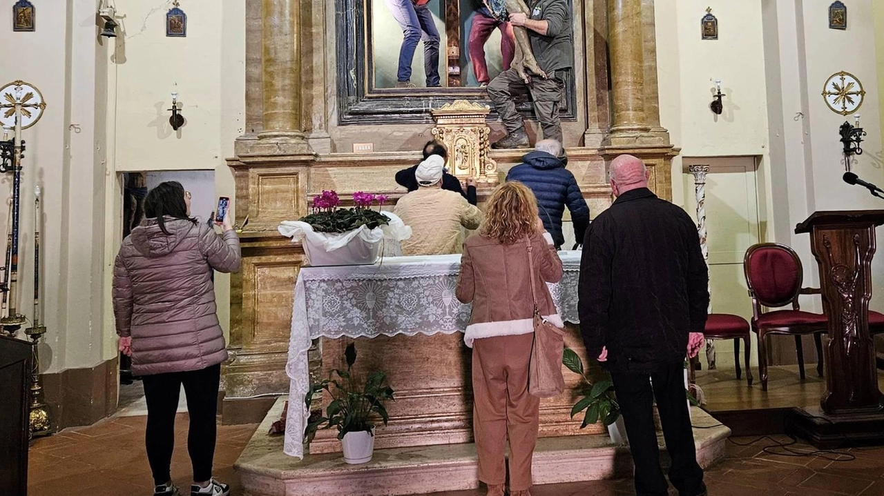 A Gracciano sono iniziate le operazioni per l’intervento di recupero. Don Mariani: "Si concluderà entro il 2025, torneremo in processione". A Gracciano sono iniziate le operazioni per l’intervento di recupero. Don Mariani: "Si concluderà entro il 2025, torneremo in processione".