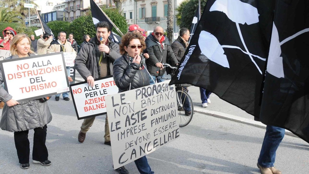 Una delle tante manifestazioni di protesta dei balneari versiliesi per dire “no“ alla direttiva europea Bolkestein Una delle tante manifestazioni di protesta dei balneari versiliesi per dire “no“ alla direttiva europea Bolkestein