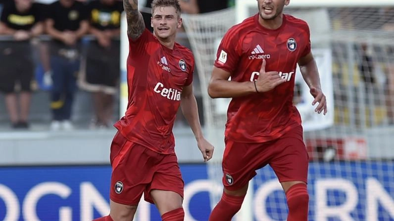 Nicholas Bonfanti, 22 anni, festeggia il gol segnato al Frosinone (0-2) insieme a Simone Canestrelli, 23 anni Nicholas Bonfanti, 22 anni, festeggia il gol segnato al Frosinone (0-2) insieme a Simone Canestrelli, 23 anni